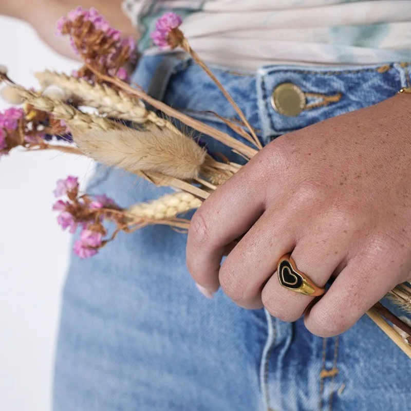 Vergulde zwarte hartvormige Ring - Hattie