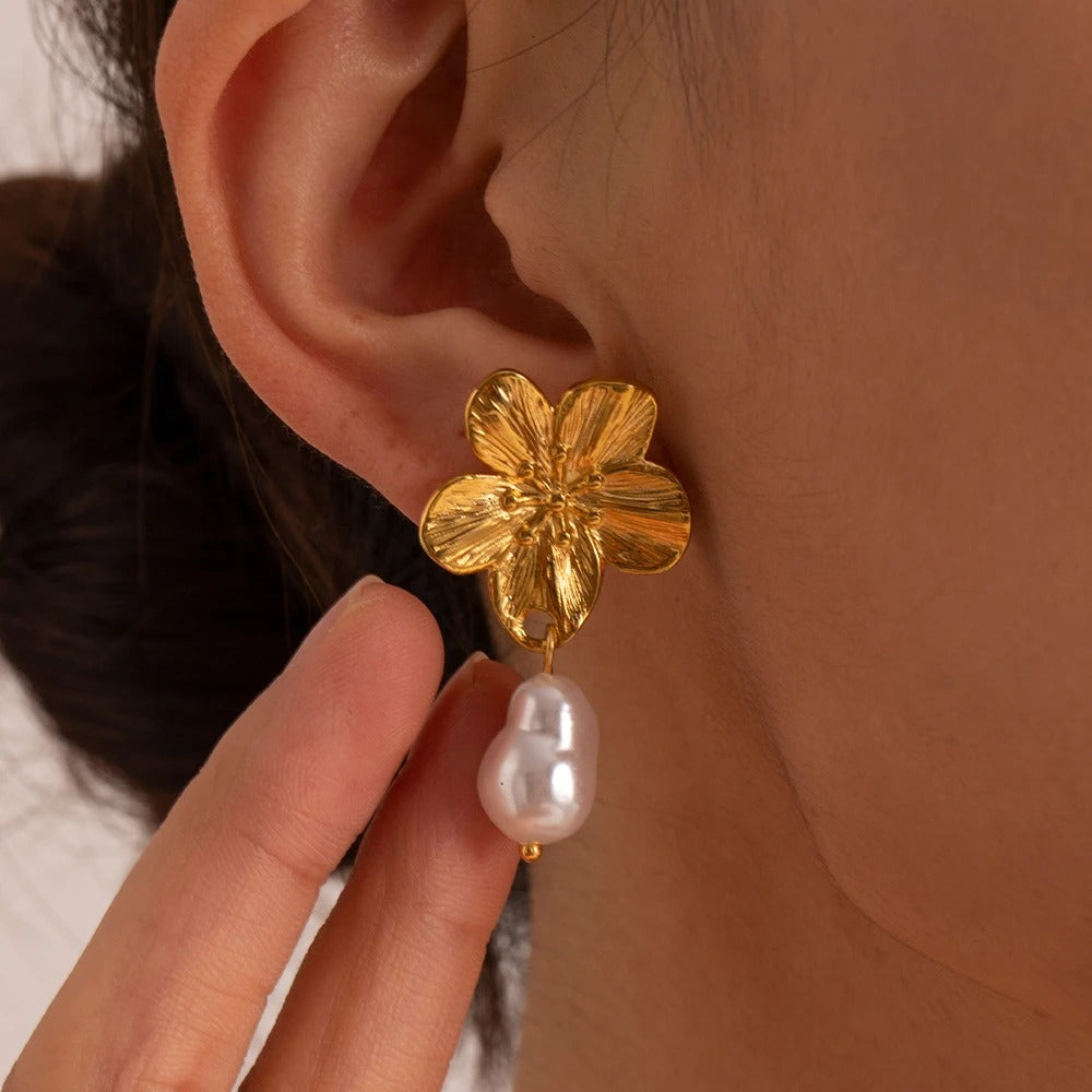Vergulde Luxe Bloem Parel Oorbel - Amber