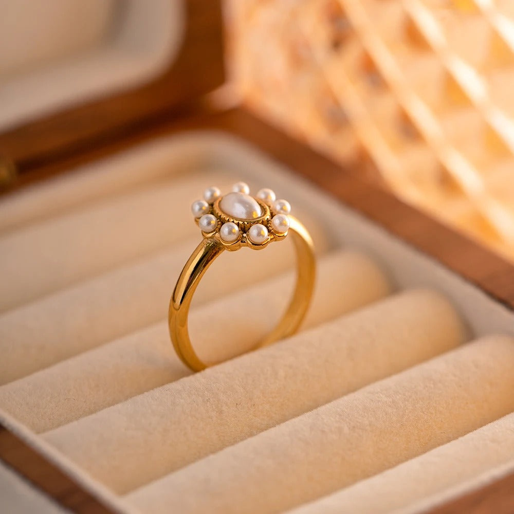 Vergulde Zonnebloem Ring met Witte Parel - Janice