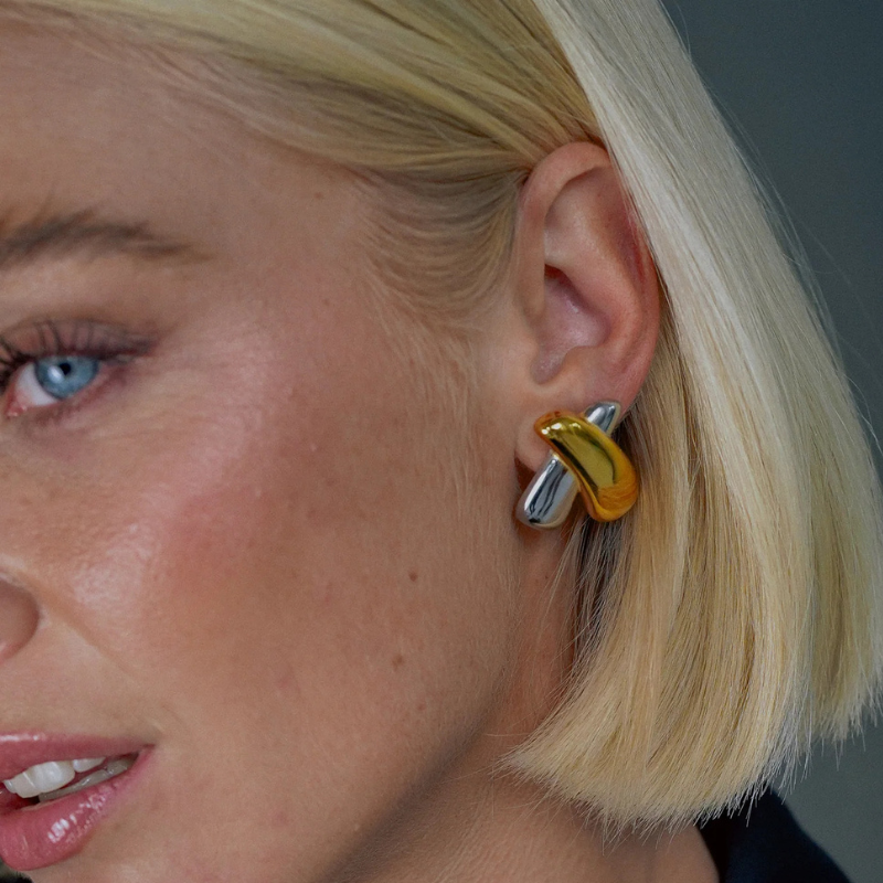 Twee-kleurige Chunky X Vorm Stud Oorbellen - Claire