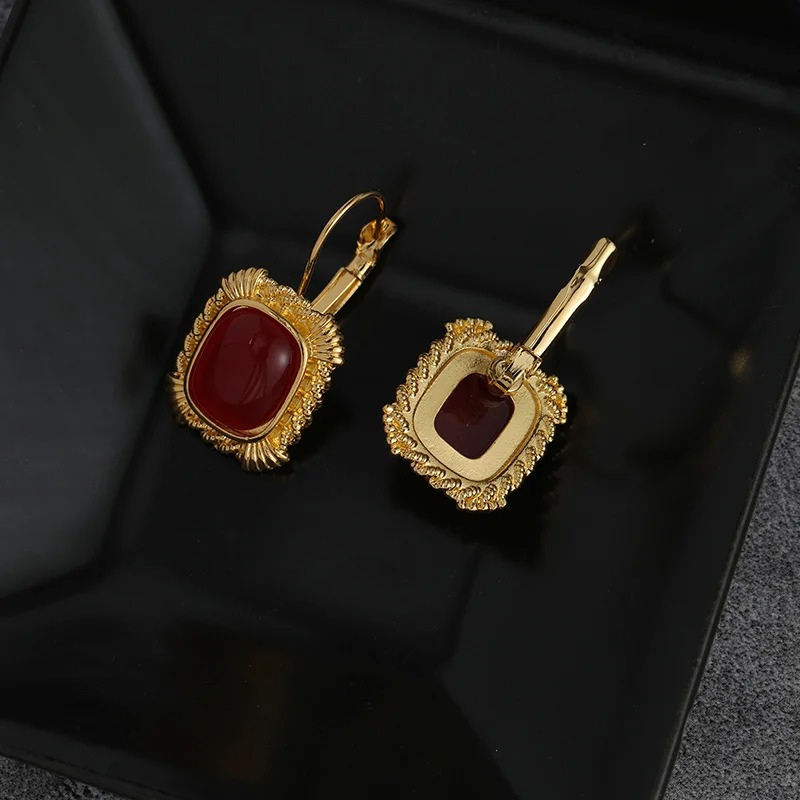 Vintage Gouden Oorbellen met Rode Edelsteen - Nienke