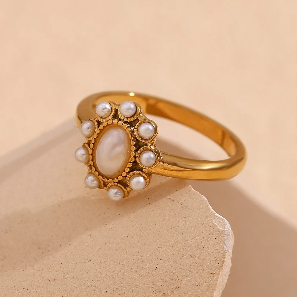 Vergulde Bloem Parel Ring - Cornelia