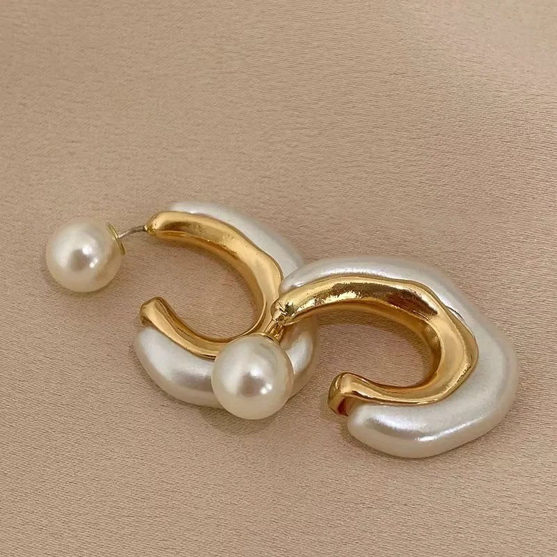 Elegante Onregelmatige C-vorm Parel Oorbellen – Eudora
