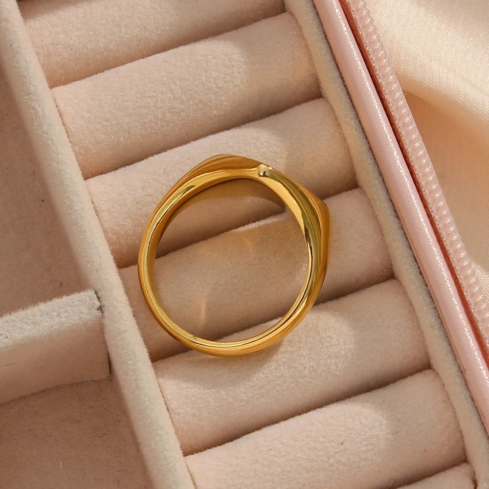 Vergulde hartvormige ring - Opaal