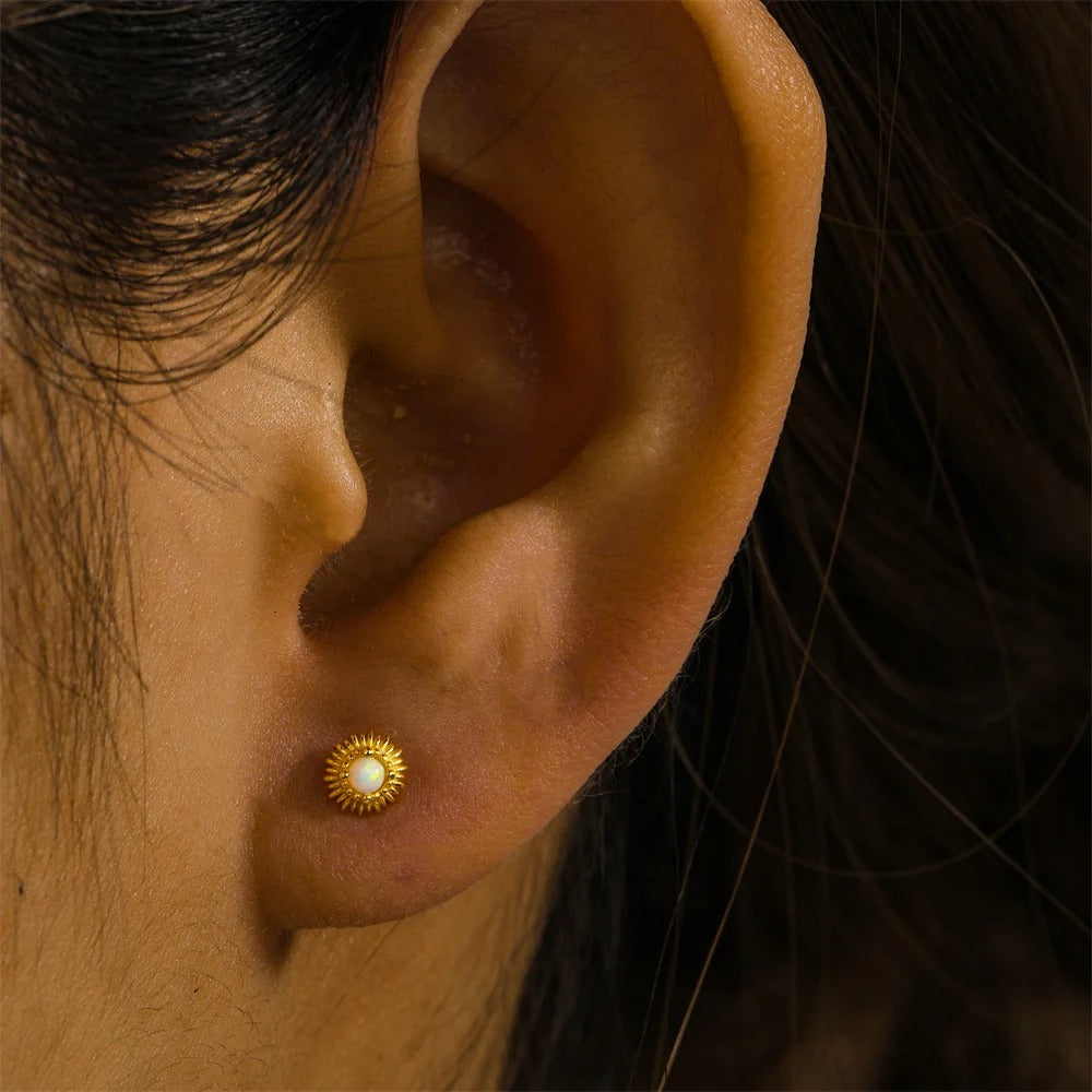 Verguld Sun and Moon Opal Stud Oorbellen – Ottie