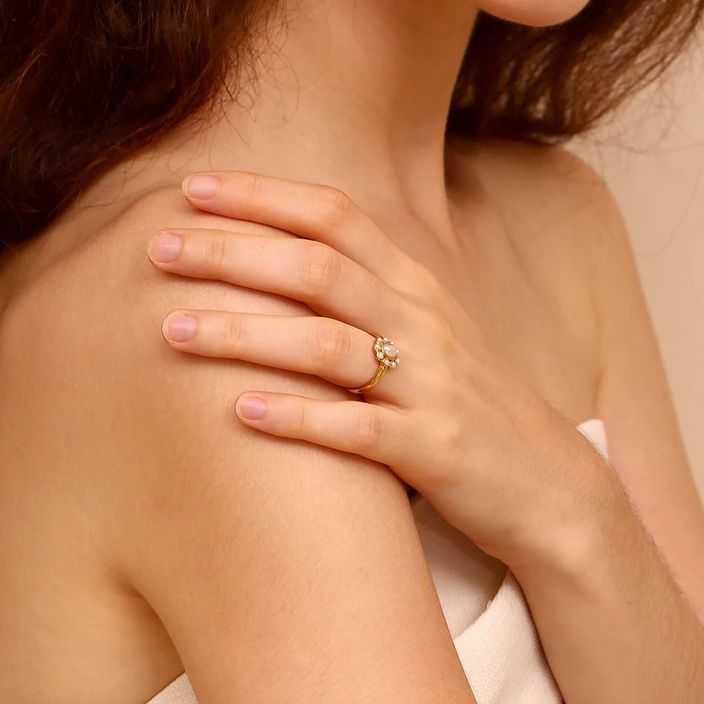 Vergulde Bloem Parel Ring - Cornelia