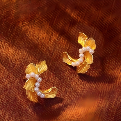 Gouden Vintage Bloemoorbellen met Parel – Sienna