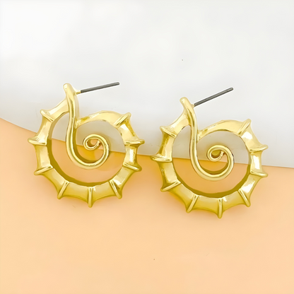 Goudkleurige Spiral Zeepaard Oorbellen – Iva