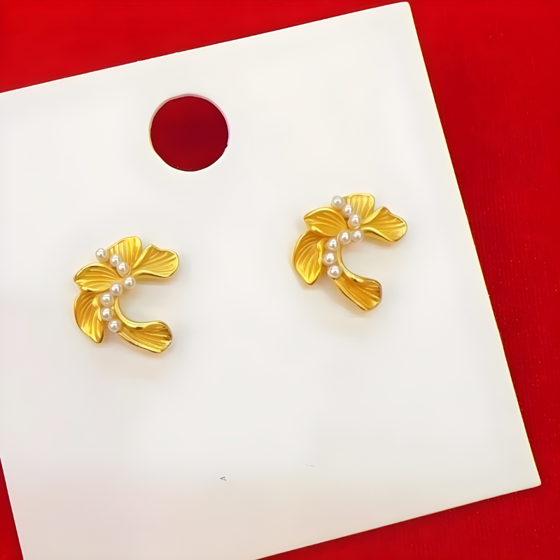 Gouden Vintage Bloemoorbellen met Parel – Sienna